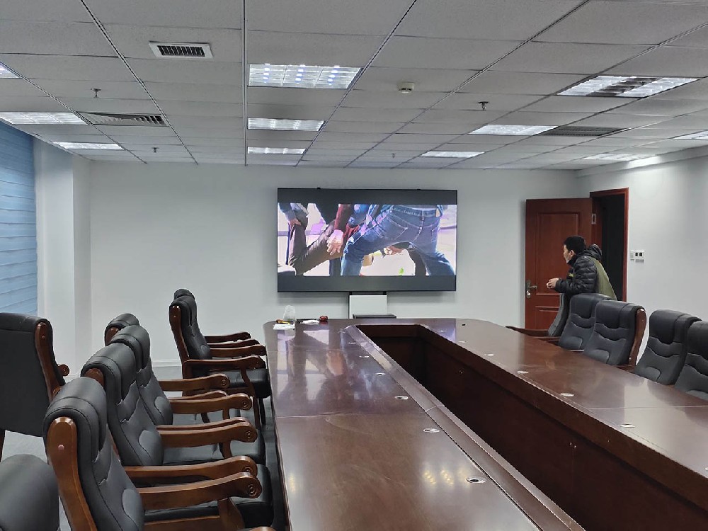 ​某国企集团公司会议室三套100英寸激光电视安装交付使用。